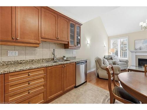 99-2125 Itabashi Way, Burlington, ON - Indoor Photo Showing Kitchen