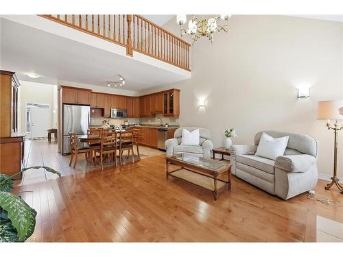 99-2125 Itabashi Way, Burlington, ON - Indoor Photo Showing Living Room