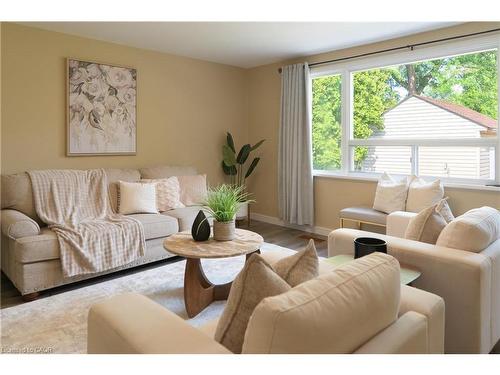 39 Cloverhill Road, Hamilton, ON - Indoor Photo Showing Living Room