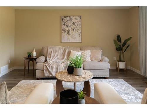 39 Cloverhill Road, Hamilton, ON - Indoor Photo Showing Living Room