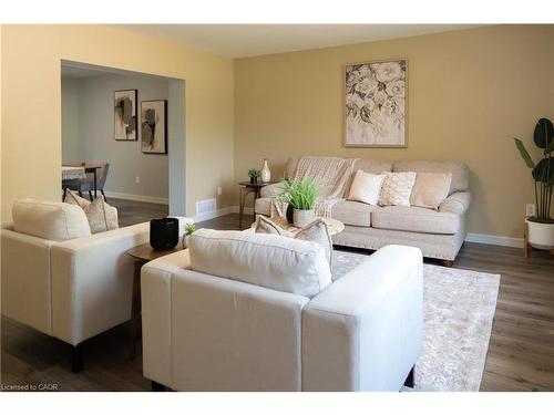 39 Cloverhill Road, Hamilton, ON - Indoor Photo Showing Living Room