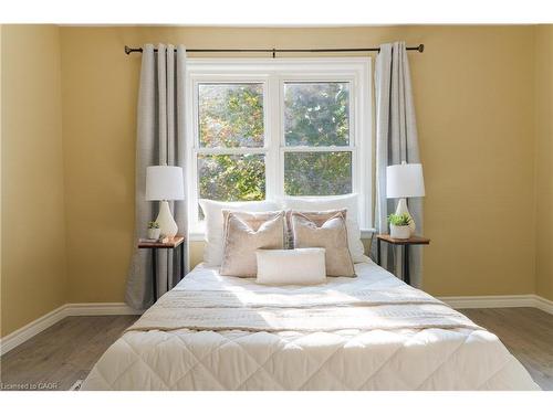 39 Cloverhill Road, Hamilton, ON - Indoor Photo Showing Bedroom