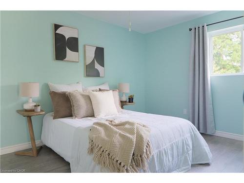 39 Cloverhill Road, Hamilton, ON - Indoor Photo Showing Bedroom
