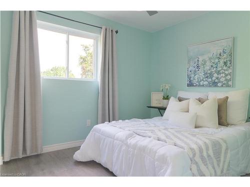 39 Cloverhill Road, Hamilton, ON - Indoor Photo Showing Bedroom