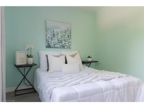 39 Cloverhill Road, Hamilton, ON - Indoor Photo Showing Bedroom