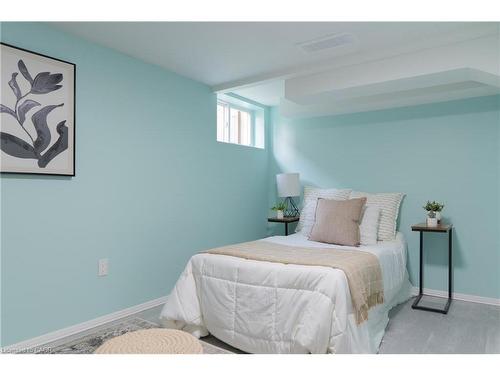 39 Cloverhill Road, Hamilton, ON - Indoor Photo Showing Bedroom