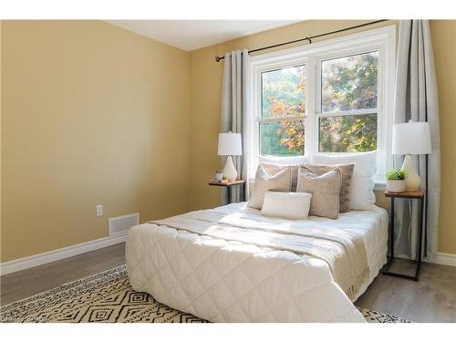 39 Cloverhill Road, Hamilton, ON - Indoor Photo Showing Bedroom
