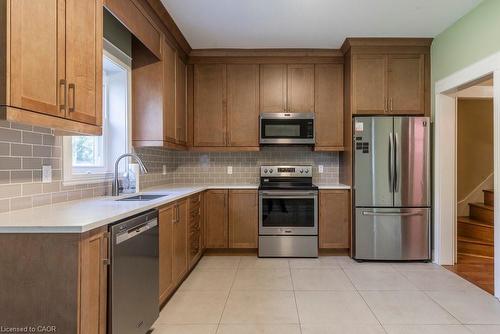 21 Fullerton Avenue, Hamilton, ON - Indoor Photo Showing Kitchen