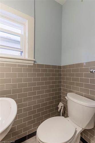21 Fullerton Avenue, Hamilton, ON - Indoor Photo Showing Bathroom