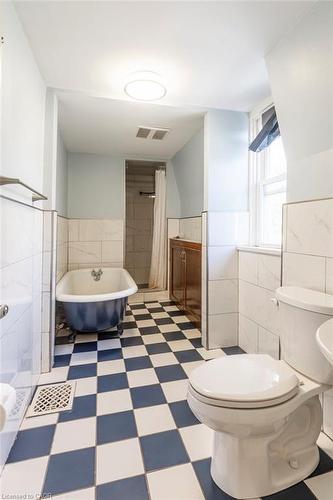 21 Fullerton Avenue, Hamilton, ON - Indoor Photo Showing Bathroom