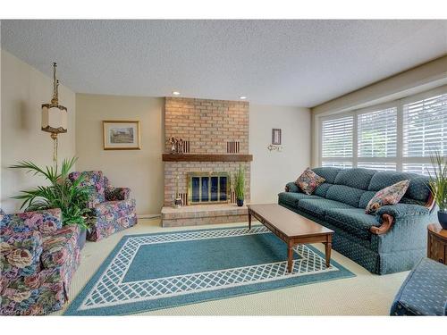 4-493 Beechwood Drive, Waterloo, ON - Indoor Photo Showing Living Room With Fireplace