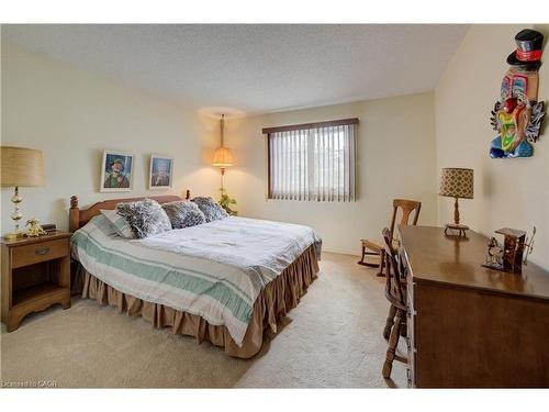4-493 Beechwood Drive, Waterloo, ON - Indoor Photo Showing Bedroom