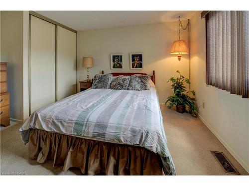 4-493 Beechwood Drive, Waterloo, ON - Indoor Photo Showing Bedroom