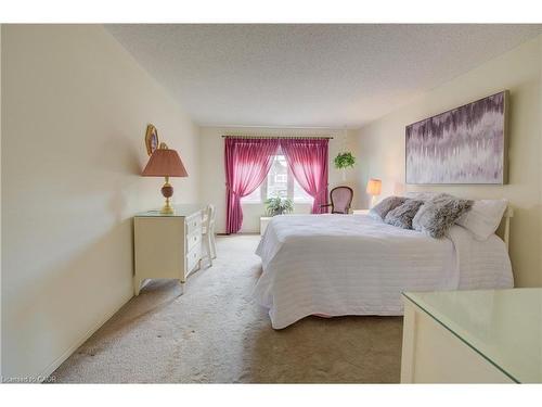4-493 Beechwood Drive, Waterloo, ON - Indoor Photo Showing Bedroom
