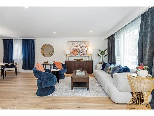 60-62 Delawana Drive, Hamilton, ON - Indoor Photo Showing Living Room