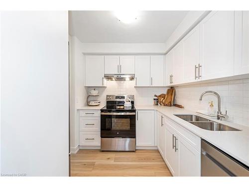 60-62 Delawana Drive, Hamilton, ON - Indoor Photo Showing Kitchen With Double Sink With Upgraded Kitchen
