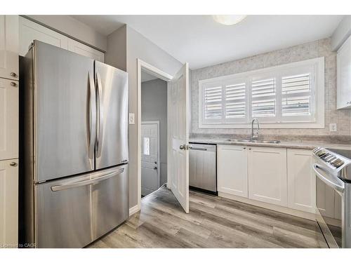 15 Purdy Crescent, Hamilton, ON - Indoor Photo Showing Kitchen