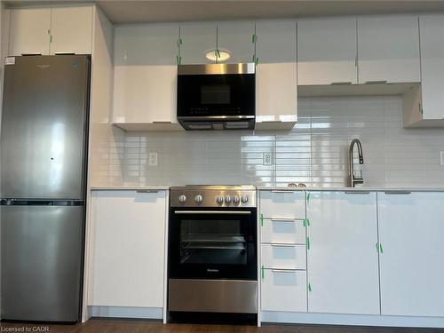 2705-25 Wellington Street S, Kitchener, ON - Indoor Photo Showing Kitchen With Stainless Steel Kitchen With Upgraded Kitchen