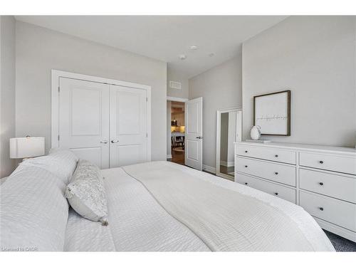 1010-1880 Gordon Street, Guelph, ON - Indoor Photo Showing Bedroom