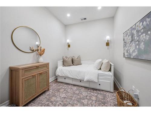 1010-1880 Gordon Street, Guelph, ON - Indoor Photo Showing Bedroom