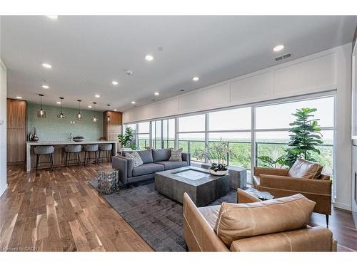 1010-1880 Gordon Street, Guelph, ON - Indoor Photo Showing Living Room