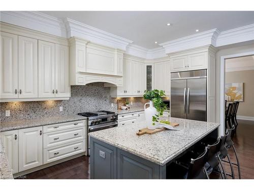 125 Paliser Court, Oakville, ON - Indoor Photo Showing Kitchen With Upgraded Kitchen