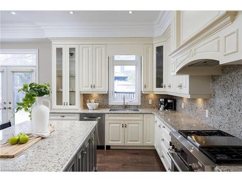 125 Paliser Court, Oakville, ON - Indoor Photo Showing Kitchen With Upgraded Kitchen
