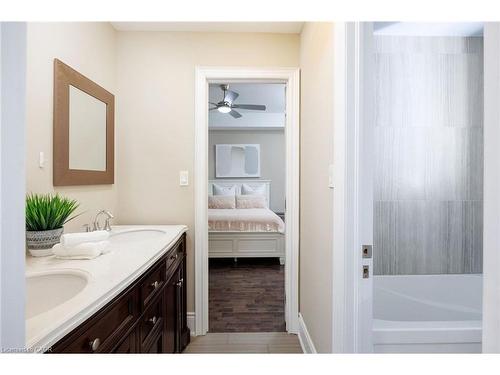 125 Paliser Court, Oakville, ON - Indoor Photo Showing Bathroom