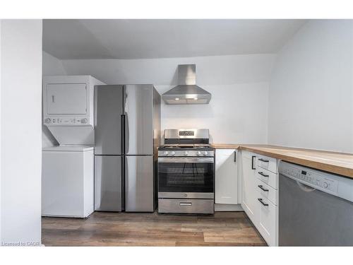 2-198 Sherman Avenue N, Hamilton, ON - Indoor Photo Showing Kitchen