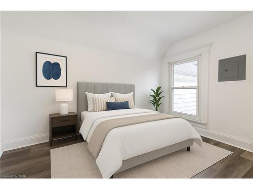 2-198 Sherman Avenue N, Hamilton, ON - Indoor Photo Showing Bedroom