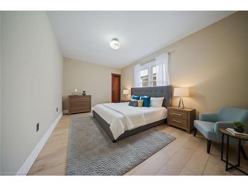 186 Huxley Avenue S, Hamilton, ON - Indoor Photo Showing Bedroom
