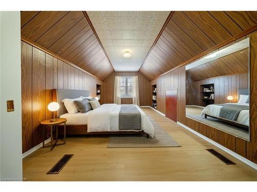 186 Huxley Avenue S, Hamilton, ON - Indoor Photo Showing Bedroom