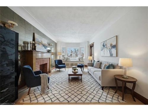 186 Huxley Avenue S, Hamilton, ON - Indoor Photo Showing Living Room