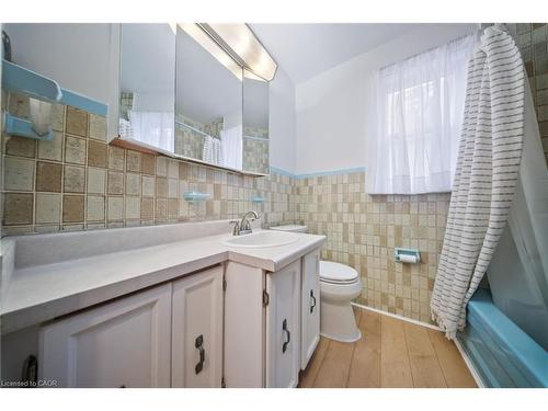 186 Huxley Avenue S, Hamilton, ON - Indoor Photo Showing Bathroom