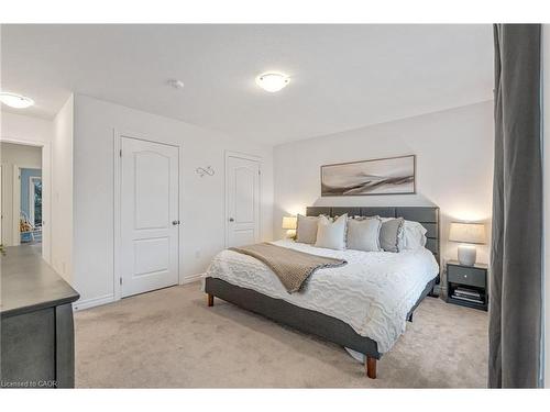 21-383 Dundas Street E, Waterdown, ON - Indoor Photo Showing Bedroom