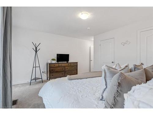 21-383 Dundas Street E, Waterdown, ON - Indoor Photo Showing Bedroom