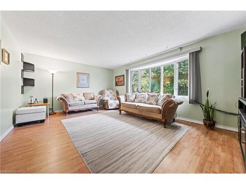 152 Kinzie Avenue, Kitchener, ON - Indoor Photo Showing Living Room