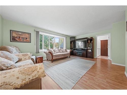 152 Kinzie Avenue, Kitchener, ON - Indoor Photo Showing Living Room