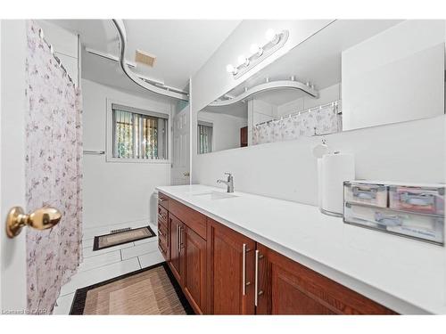 152 Kinzie Avenue, Kitchener, ON - Indoor Photo Showing Bathroom