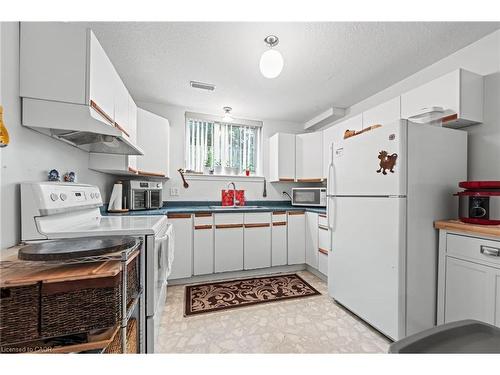 152 Kinzie Avenue, Kitchener, ON - Indoor Photo Showing Kitchen