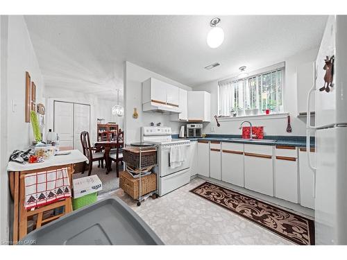 152 Kinzie Avenue, Kitchener, ON - Indoor Photo Showing Kitchen
