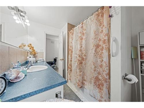 152 Kinzie Avenue, Kitchener, ON - Indoor Photo Showing Bathroom