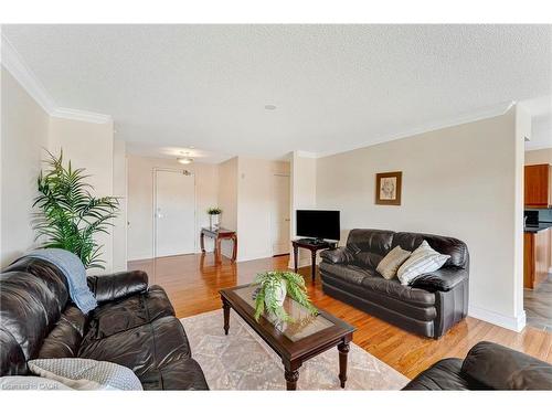 506-1770 Main Street W, Hamilton, ON - Indoor Photo Showing Living Room
