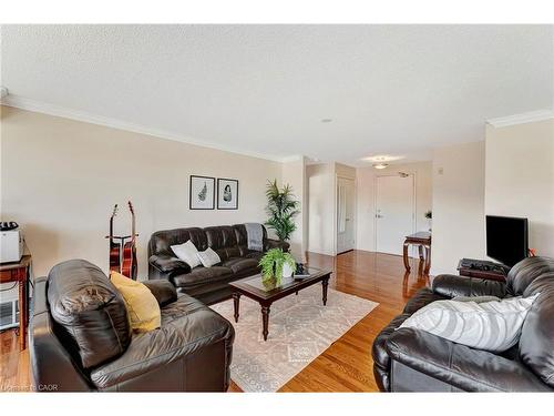 506-1770 Main Street W, Hamilton, ON - Indoor Photo Showing Living Room