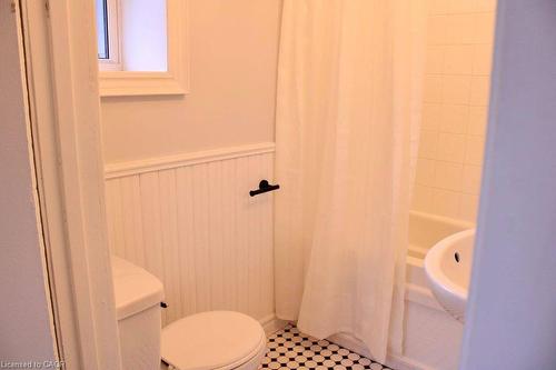 102 Grant Avenue, Hamilton, ON - Indoor Photo Showing Bathroom