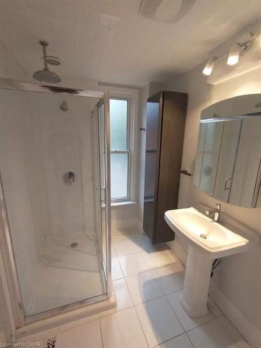 102 Grant Avenue, Hamilton, ON - Indoor Photo Showing Bathroom