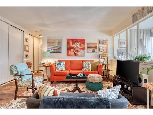 106-107 St. Josephs Drive, Hamilton, ON - Indoor Photo Showing Living Room