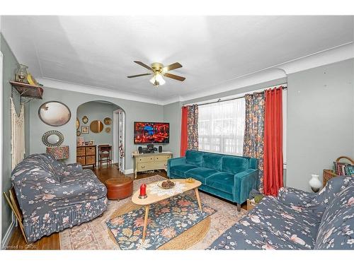 2323 56 Highway, Binbrook, ON - Indoor Photo Showing Living Room