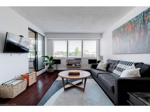 214-100 Bronte Road, Oakville, ON - Indoor Photo Showing Living Room