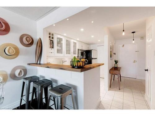 214-100 Bronte Road, Oakville, ON - Indoor Photo Showing Kitchen